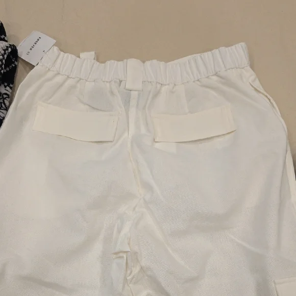 Stylish White Cargo Pants - Picture 3 of 4
